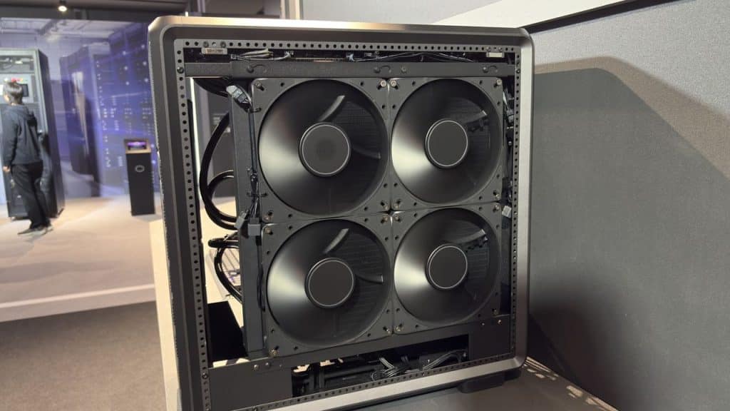 Cooler Master тестирует монструозное охлаждение на 2000 Вт с четырьмя 180-мм вентиляторами