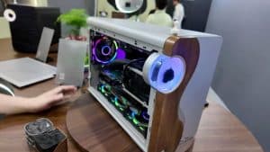 Корпус Ferra от Amiiba: чёрная жидкая «Веном»-субстанция реагирует на звук и магниты
